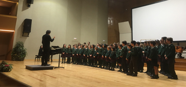 Los dos coros del Colegio San Ignacio de Loyola, en la final del Certamen de Coros Escolares de la CAM