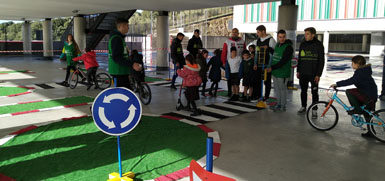 Jornada de inicio de proyecto: de camino al cole. Alumnos de Fp enseñando a alumnos de primaria a circular